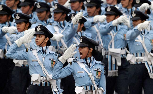خواتین فائٹر پائلٹوں کا پہلا بیچ جون میں شامل کیا جائے گا: فوجی سربراہ